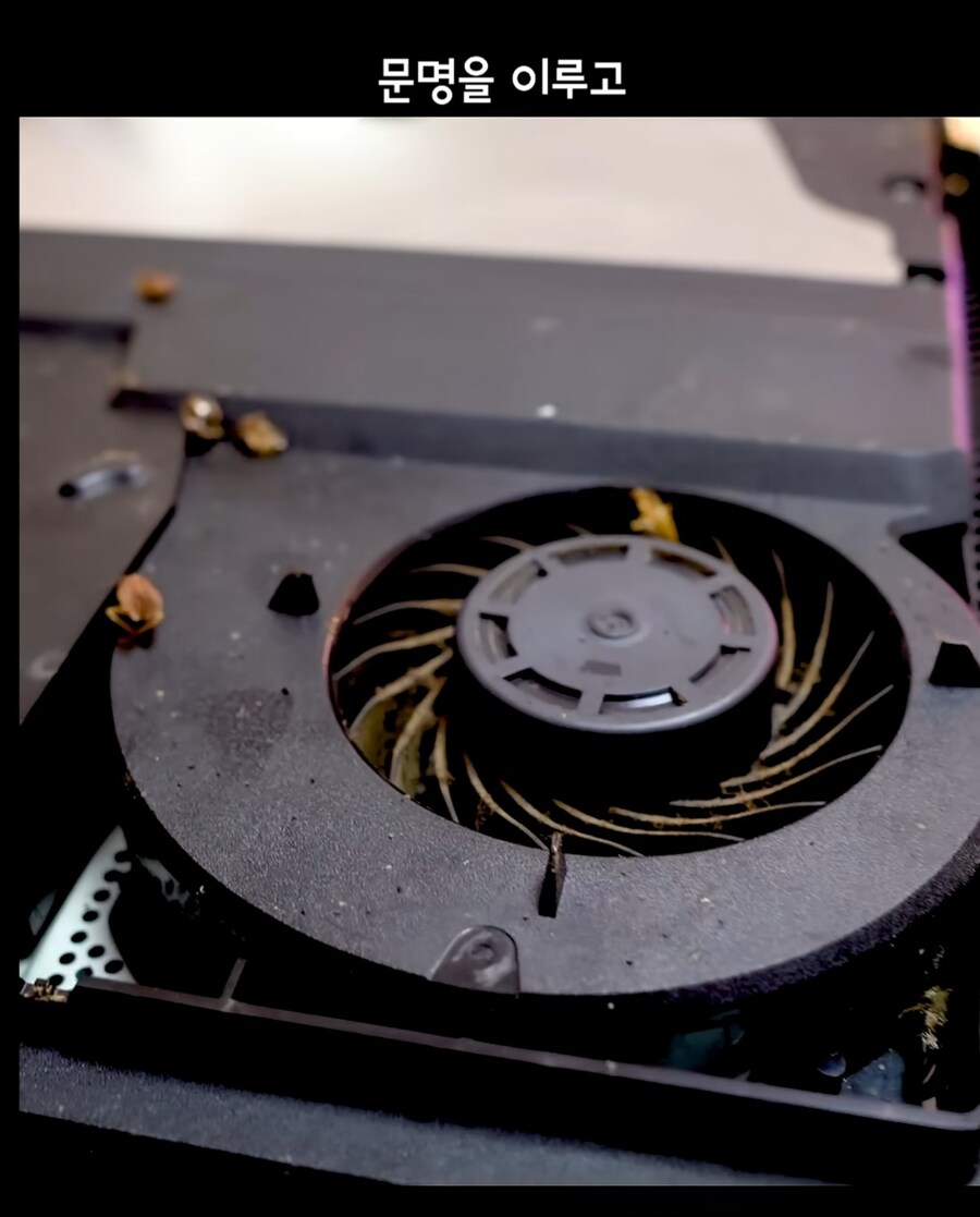 극혐주의)판매자가 고장난 플4프로와 게임CD를 만원에 판 이유.JPG_7.jpg