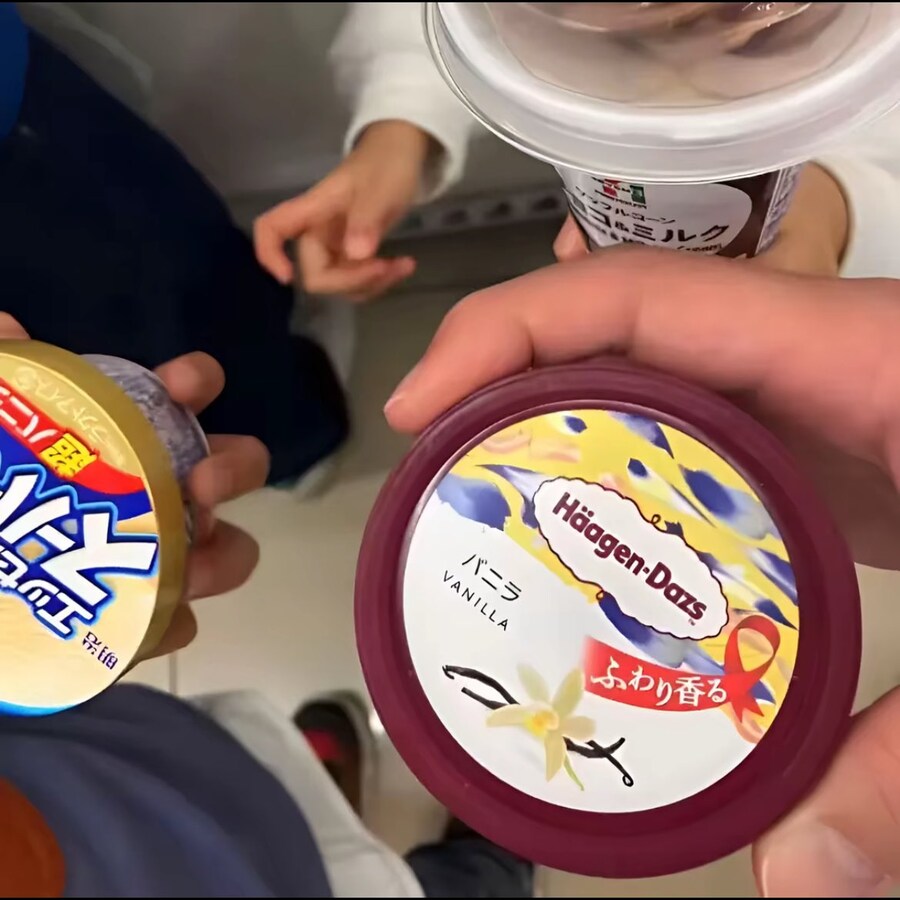 돈이 없어 작은 아이스크림만 먹는 아빠_1.jpg