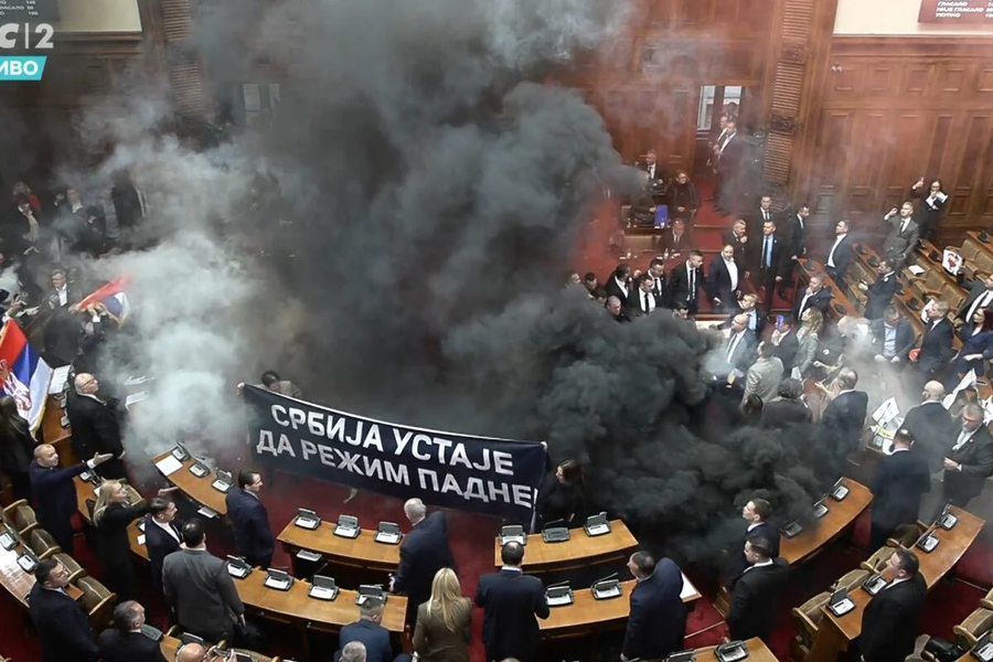 혼돈 파괴 연막탄에 빠진 세르비아 근황_1.webp