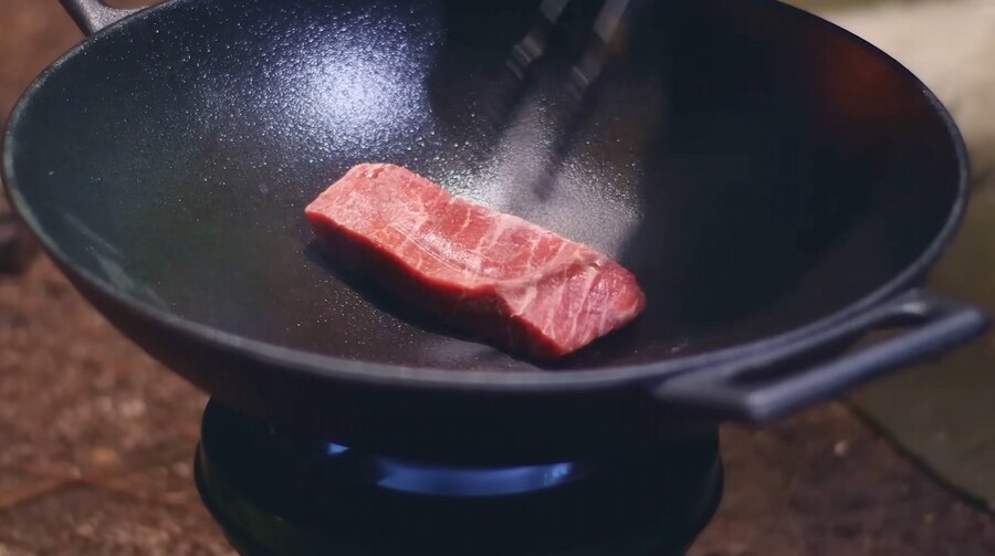 -15°C에 텐트에서 김치찌개를 만드는 외국인_4.jpg