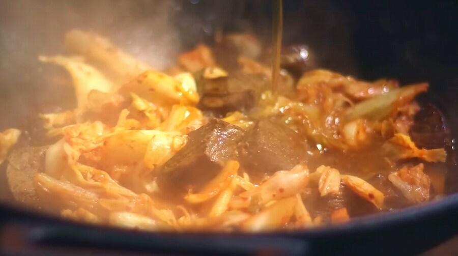 -15°C에 텐트에서 김치찌개를 만드는 외국인_8.jpg