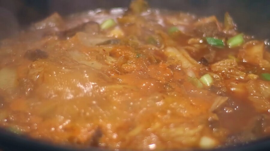 -15°C에 텐트에서 김치찌개를 만드는 외국인_11.jpg