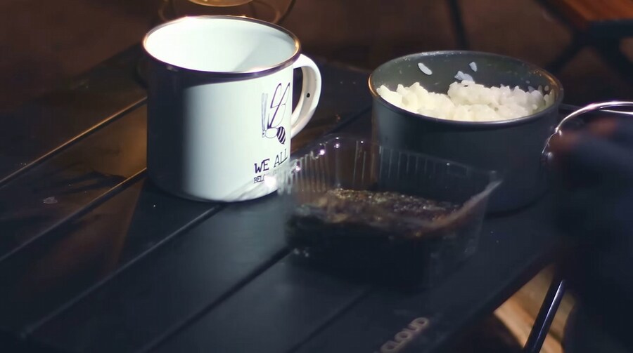 -15°C에 텐트에서 김치찌개를 만드는 외국인_13.jpg