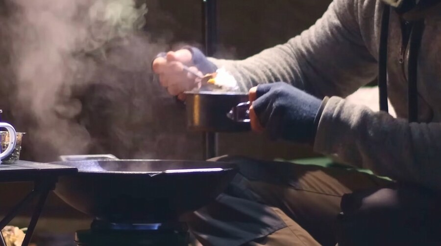 -15°C에 텐트에서 김치찌개를 만드는 외국인_20.jpg
