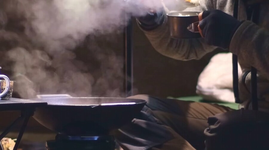 -15°C에 텐트에서 김치찌개를 만드는 외국인_21.jpg