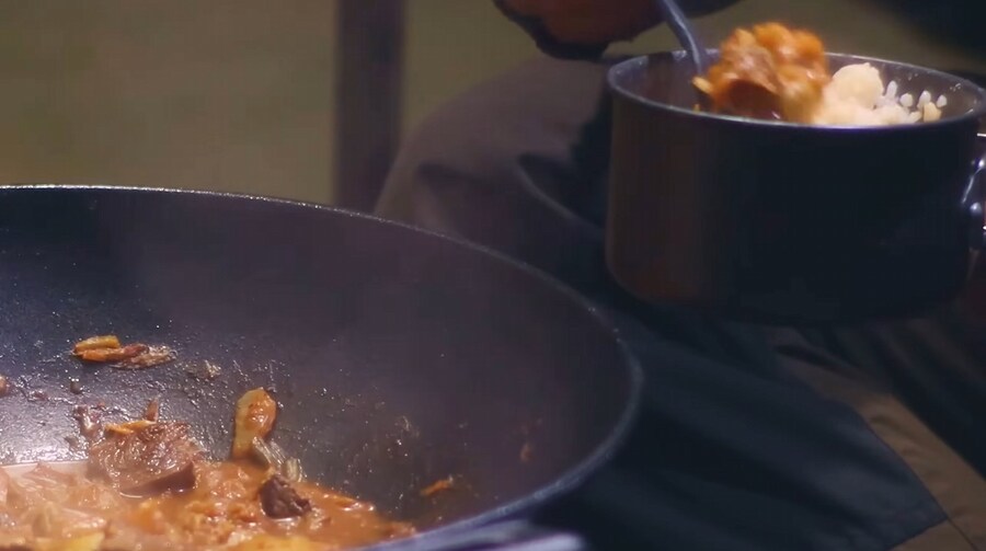-15°C에 텐트에서 김치찌개를 만드는 외국인_25.jpg