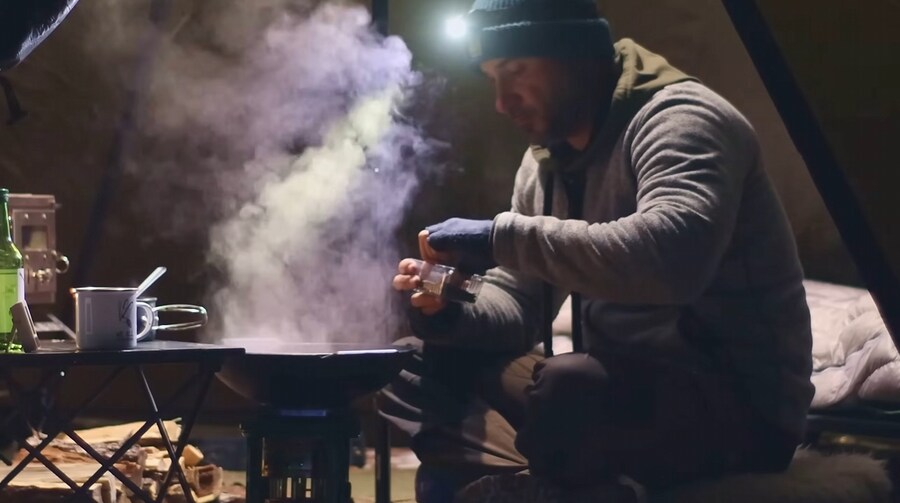 -15°C에 텐트에서 김치찌개를 만드는 외국인_22.jpg