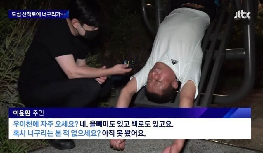 장시간 거꾸로 매달리는 고통스러운 고문을 당하는데도_1.jpg