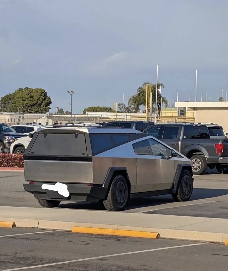 테슬라 사이버트럭 신기하게 쓰는 사람_1.jpg