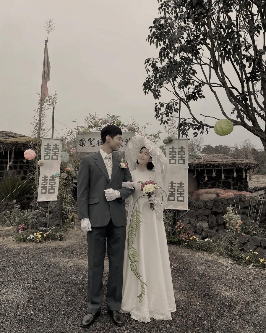 결혼식 올린 아이유 비하인드 사진_2.jpg