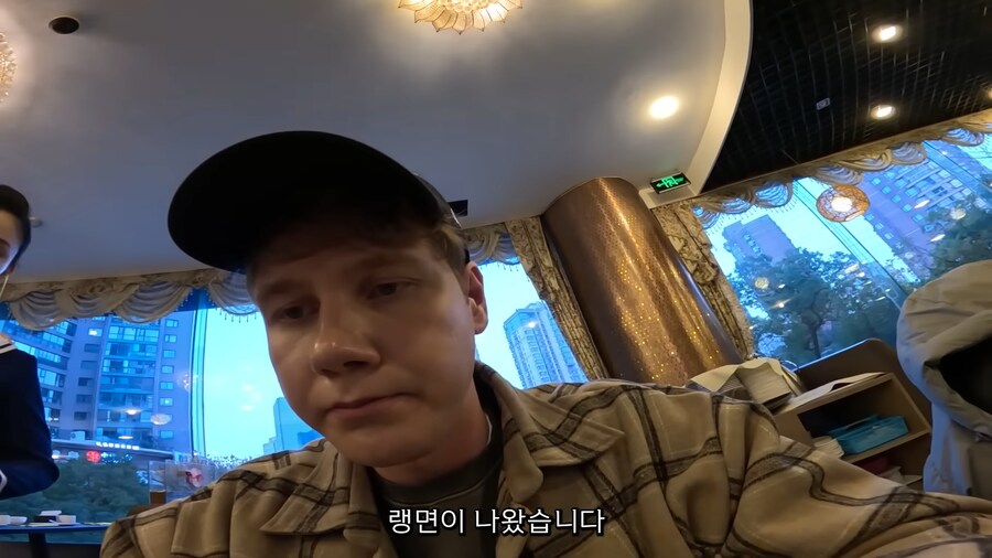 북한 식당에 외국인인 척 하고 잠입한 남조선 스파이.jpg_16.png