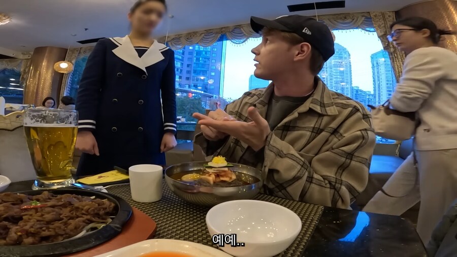북한 식당에 외국인인 척 하고 잠입한 남조선 스파이.jpg_29.png