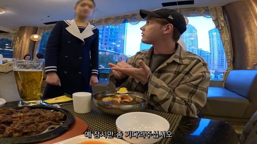 북한 식당에 외국인인 척 하고 잠입한 남조선 스파이.jpg_30.png