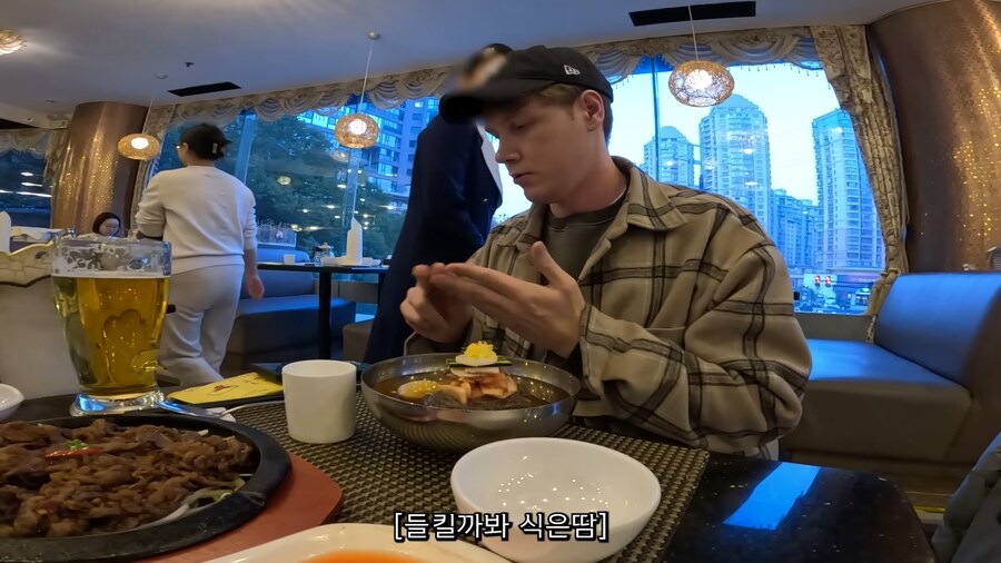 북한 식당에 외국인인 척 하고 잠입한 남조선 스파이.jpg_31.png