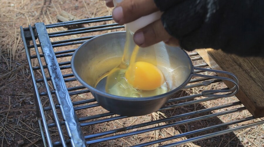 텐트에서 요리를 해보는 외국인_2.jpg