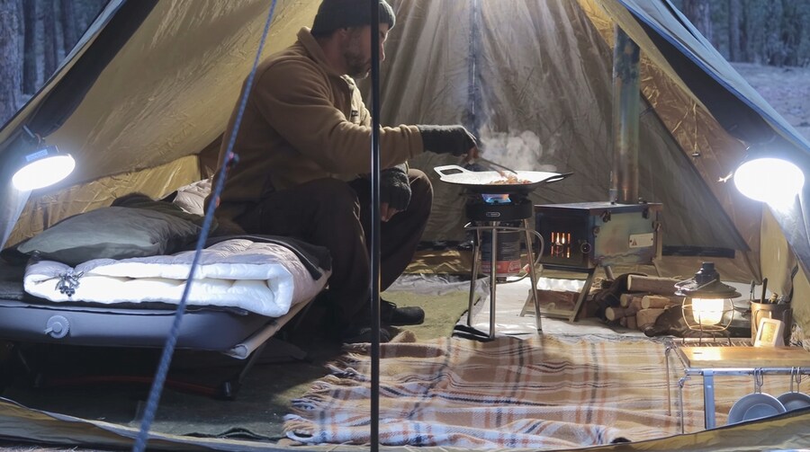 텐트에서 요리를 해보는 외국인_19.jpg