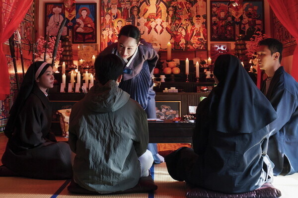 스포 ) [검은 수녀들] 리뷰: 강동원을 송혜교로 TS시킨 결과는?_2.jpg