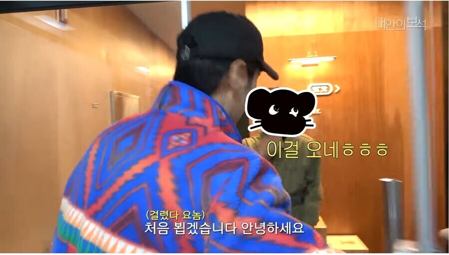 자기를 본딴 피규어를 본 연예인의 반응_16.jpg