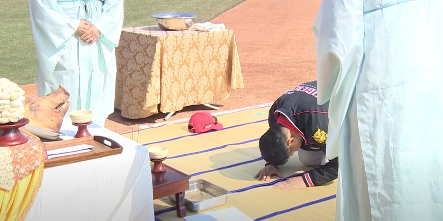 한국 야구리그에 온 용병들이 가장 당황한다는 행사.jpg_2.png