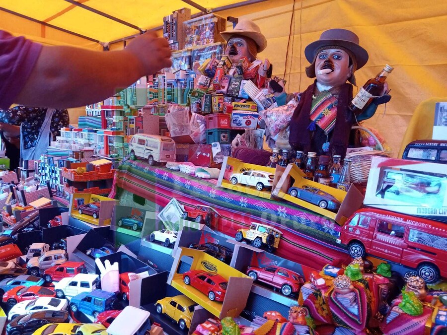 미니어쳐 모형을 선물하면 진짜를 받을수 있다는 알라시타 축제_4.jpg
