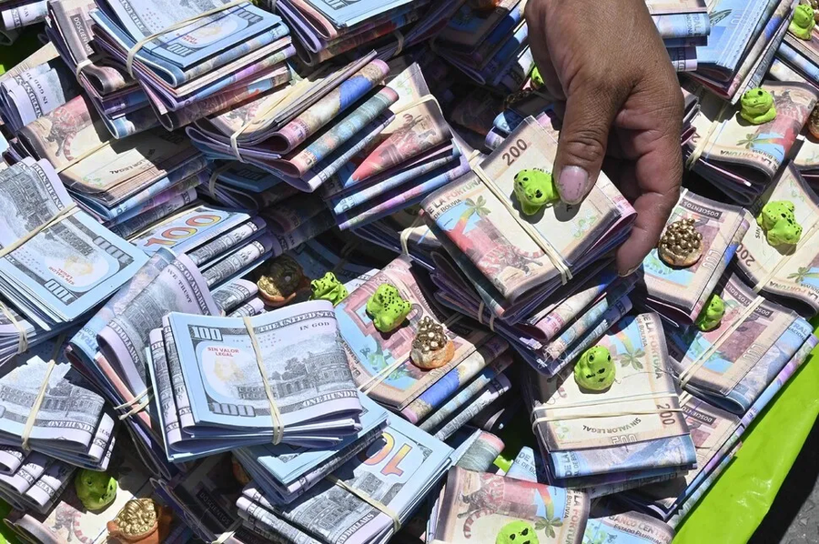 미니어쳐 모형을 선물하면 진짜를 받을수 있다는 알라시타 축제_6.webp