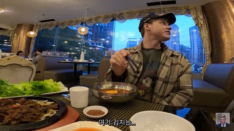 해외 북한식당에 들어간 외국인이 직원들의 관심을 한몸에 받은 이유_6.jpg