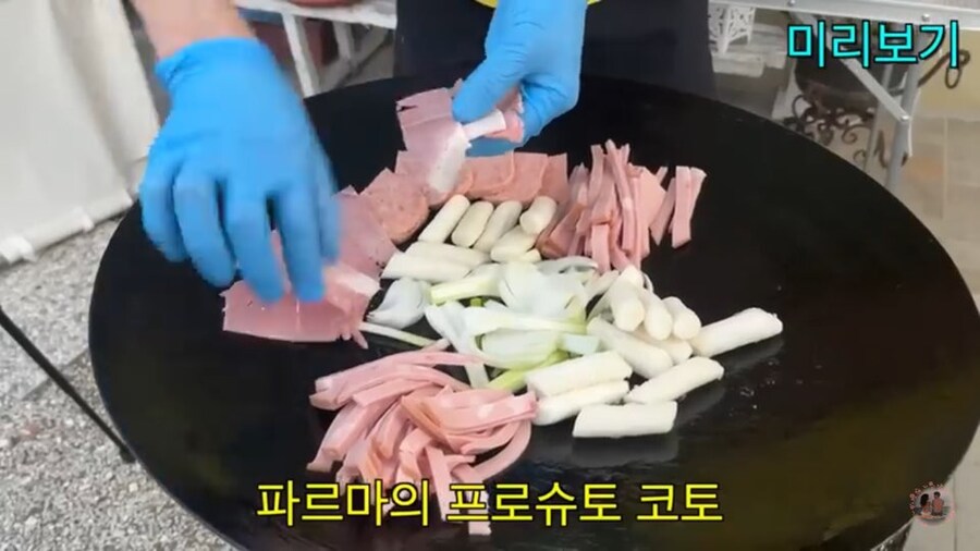한국에서 재현하면 무척 비싸질것 같은 부대찌개_2.jpg