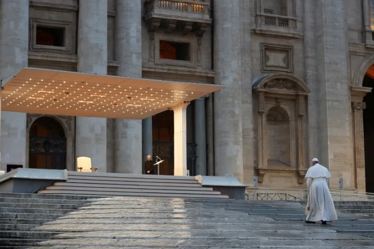 5년 전 텅 빈 광장에서 홀로 기도했던 교황.jpg_2.webp