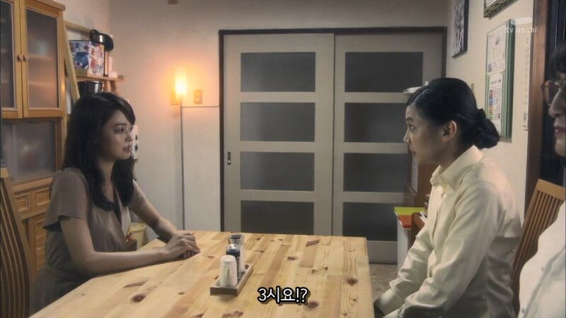 갓 입싸한 가정부를 모욕하는 고용주의 남매_2.jpg