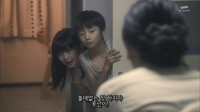 갓 입싸한 가정부를 모욕하는 고용주의 남매_11.jpg