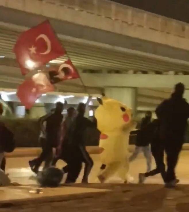 최루탄 맞고 경찰에 쫓기는 피카츄 (?)_2.jpg