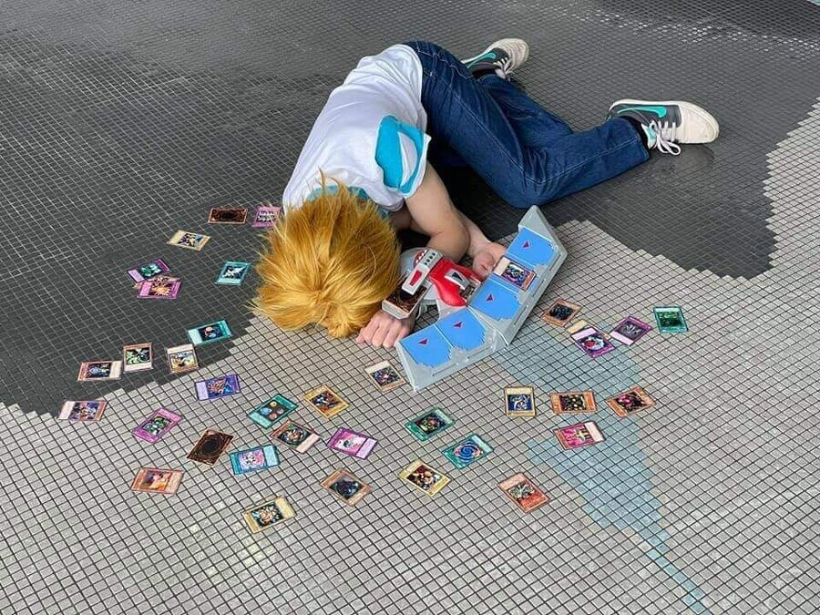 아니 저 사람 길바닥에 누워서 뭐하는거임??ㅋㅋ_2.jpg