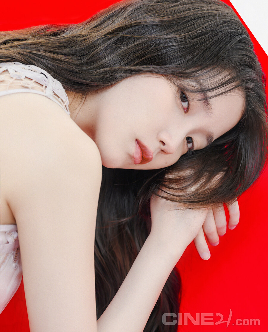 [씨네21] 1500호 아이유 화보 사진_6.jpg