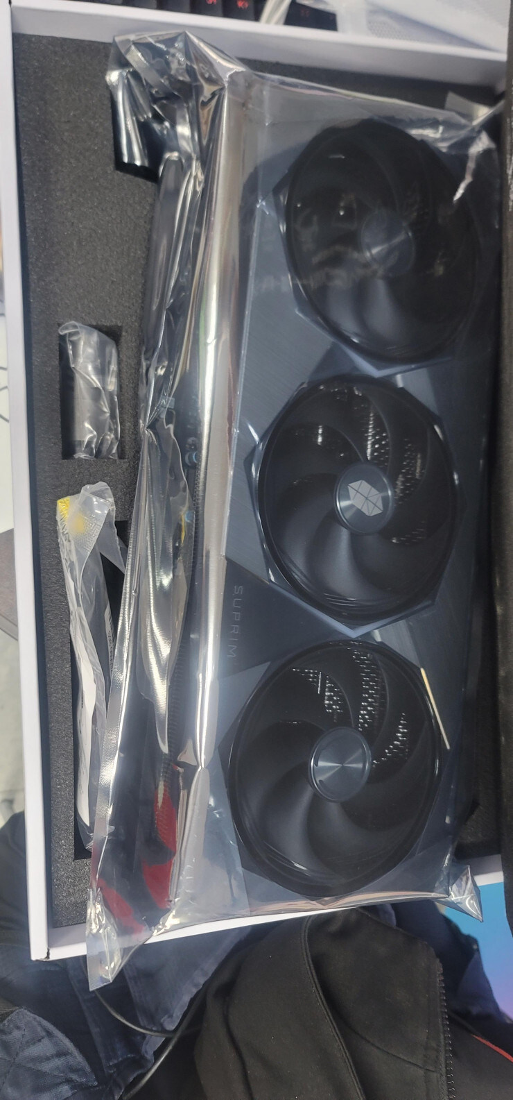 어마 아이스 5090 구하기 전까지 쓸 슈프림 (정가구입)_3.jpg