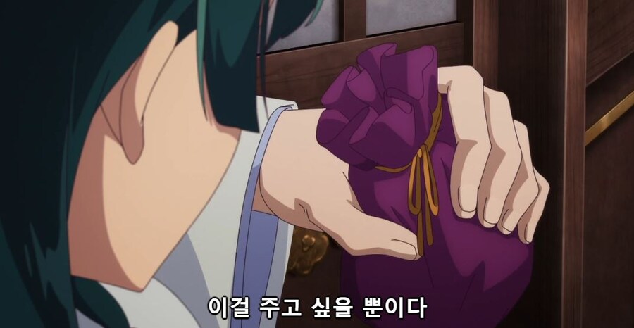 약사의혼잣말) 우황 받고 정신못차리는 마오마오_1.jpg