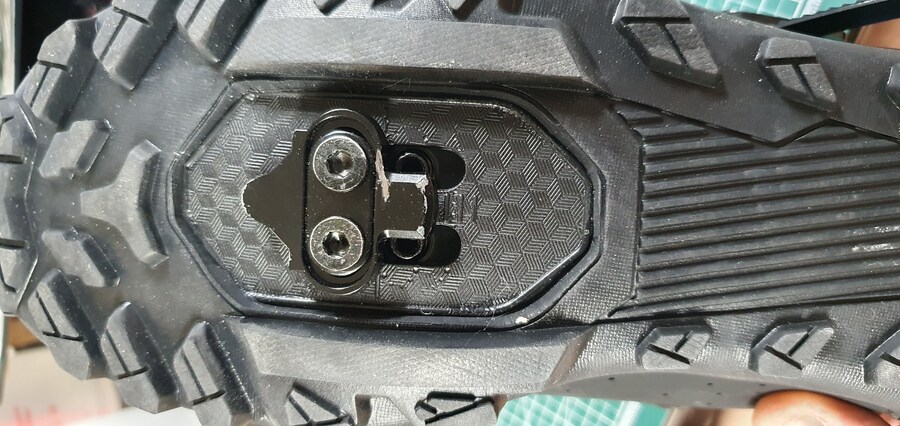 이거 장착이잘못된건아니죠?_1.jpg