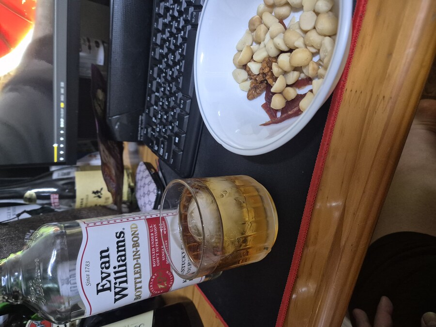 [술/위스키] 온더락은 역시 둥근 얼음_1.jpg