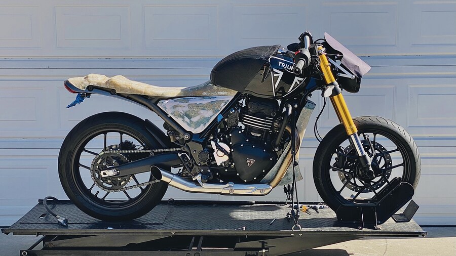 커스텀 트라이엄프 스피드 400 제작-완성-전시_10.jpg