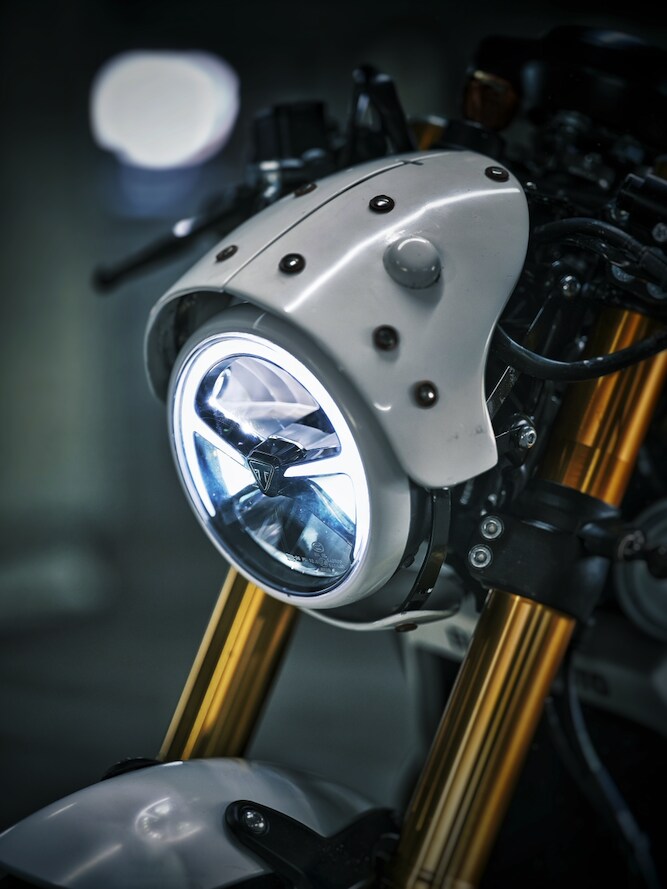 커스텀 트라이엄프 스피드 400 제작-완성-전시_29.png