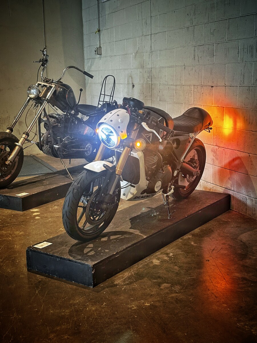 커스텀 트라이엄프 스피드 400 제작-완성-전시_37.jpg