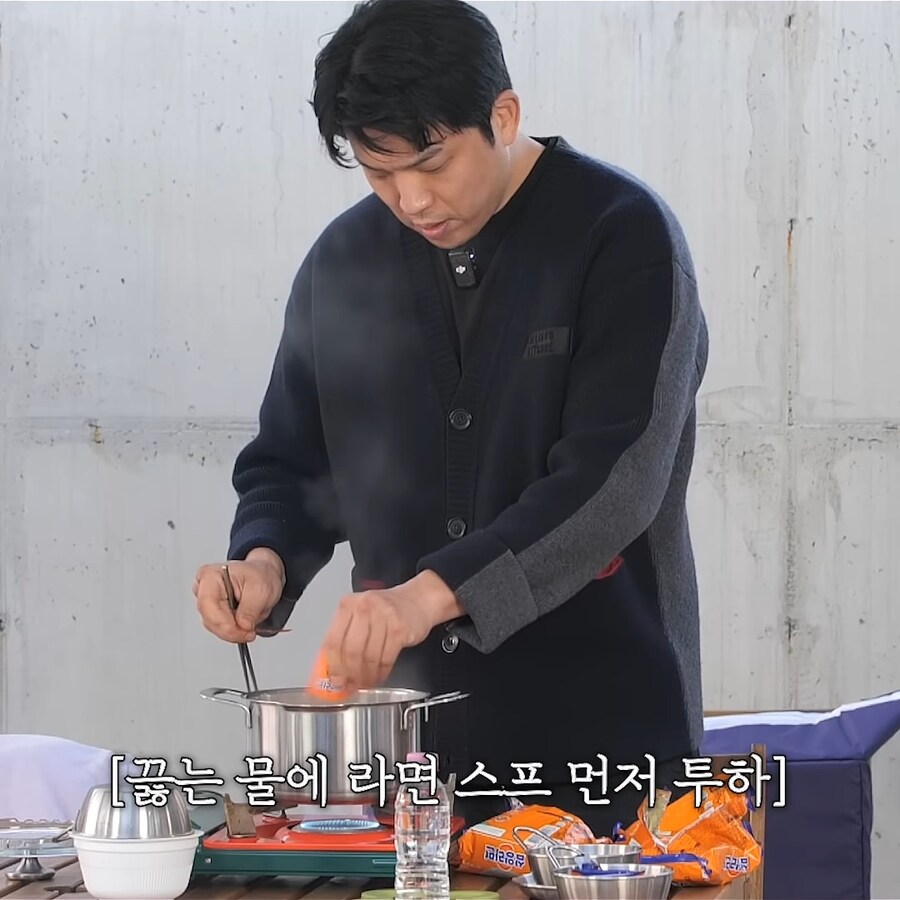 라면 끓일때 스프 먼저 넣냐 면 먼저 넣냐?_1.jpg