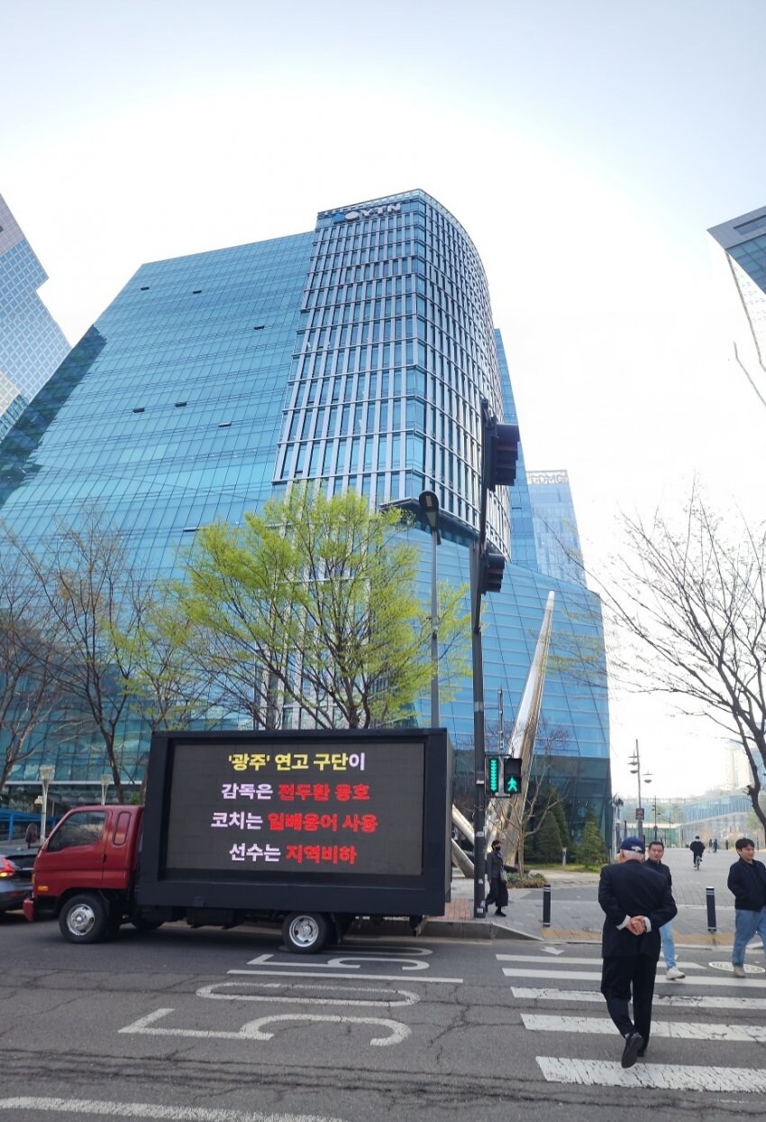 기아 트럭 박혔군요_1.jpg
