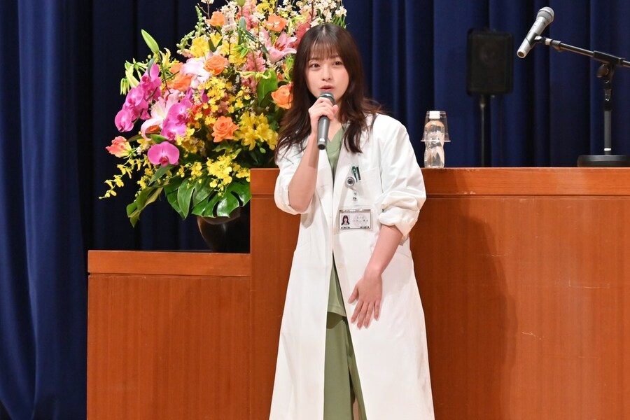 하시모토 칸나가 의대 입학식에서 백의 입은게 논란_2.jpg