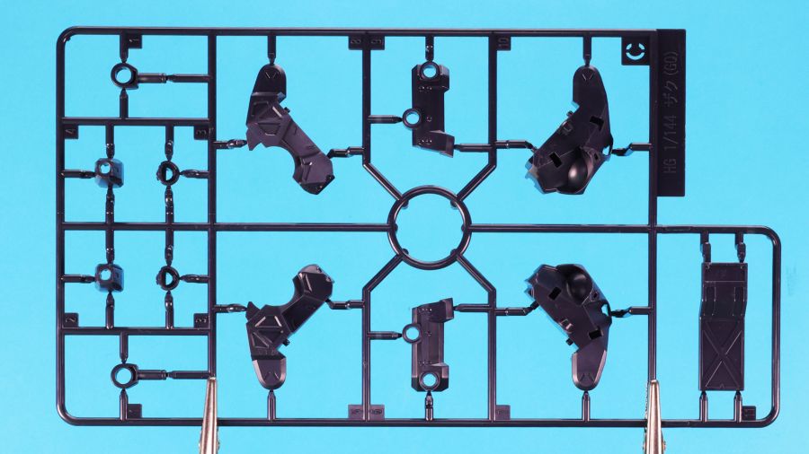 HG 1/144 군경 자쿠 조립 과정 사진_6.jpg