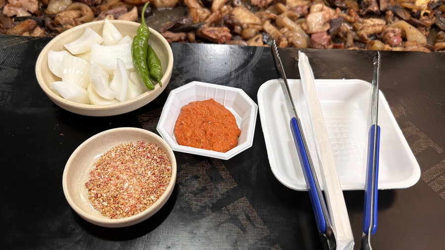 모란시장 돼지부속 무한리필, 약한 자는 못 버틴다_8.jpg