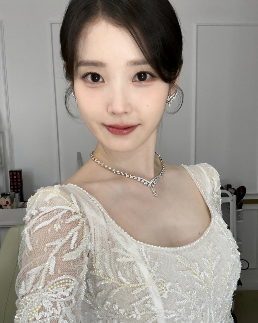 2025.05.07 아이유 인스타그램 사진 보정_2.jpg