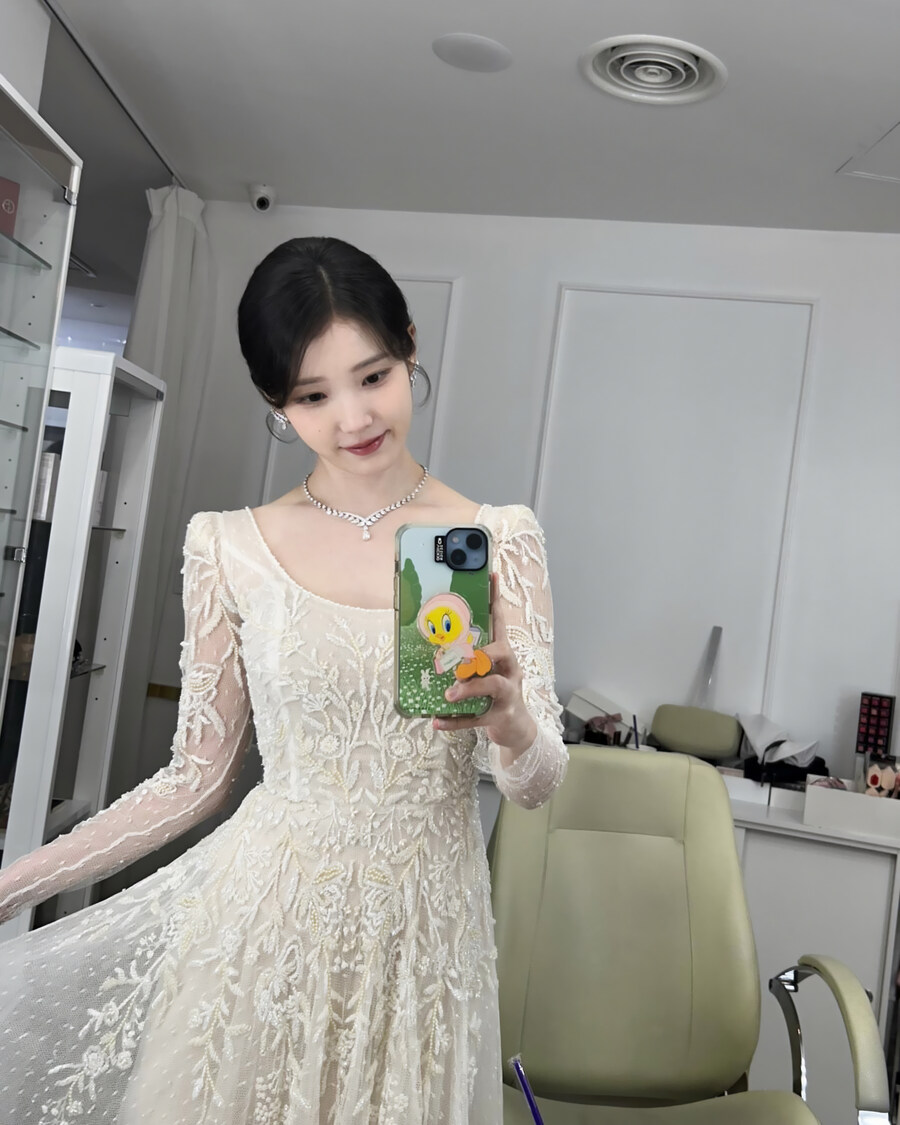 2025.05.07 아이유 인스타그램 사진 보정_5.jpg