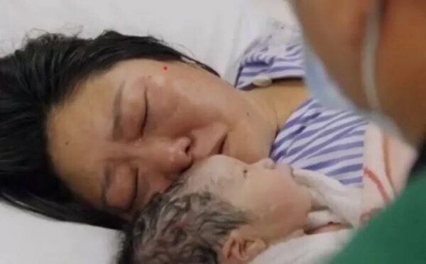 분만실 앞에서 남자 4명이 서로 자기가 아빠라고 주장함_1.jpg