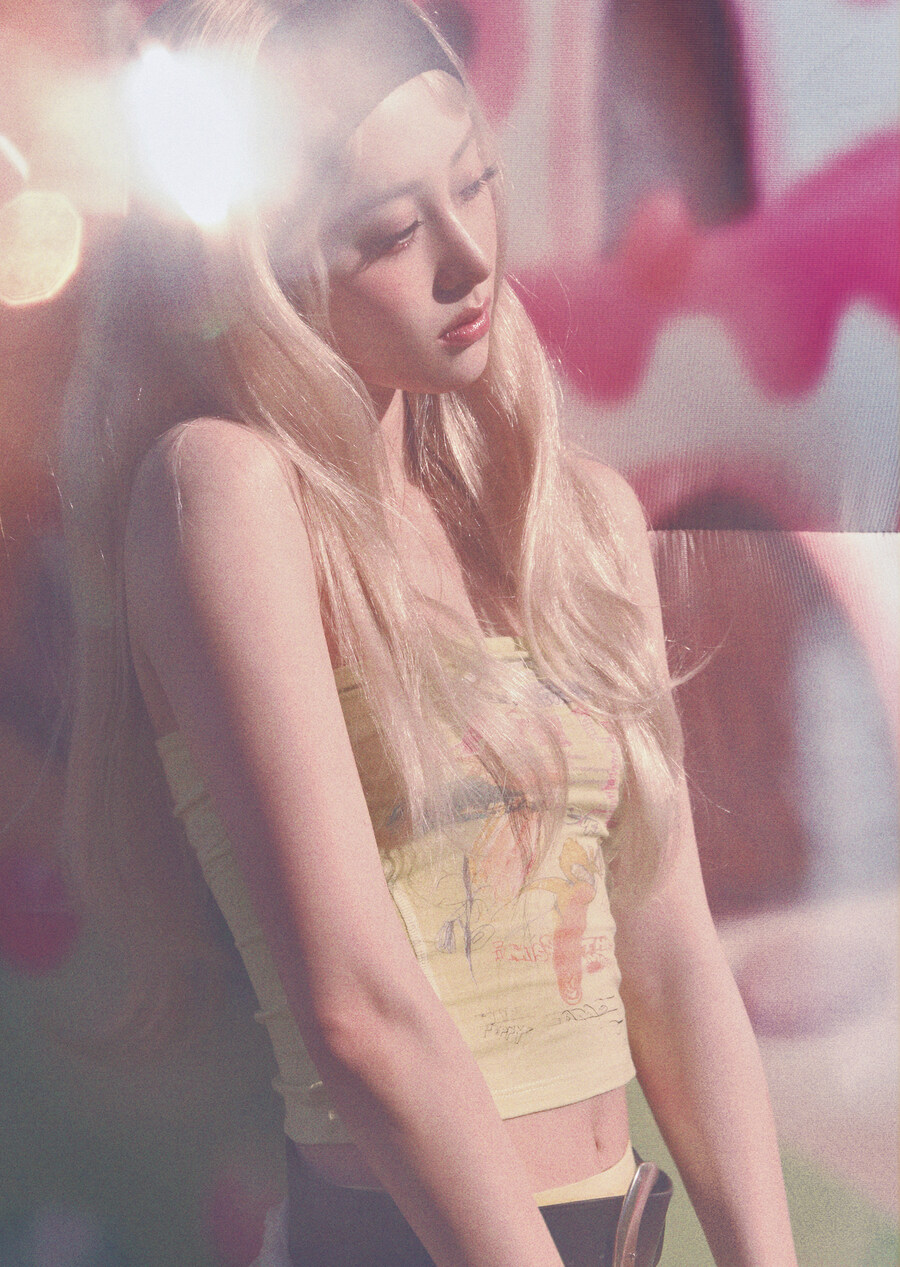 [르세라핌] JP 4th SG 'DIFFERENT' 컨셉 포토 2 솔로_8.jpg