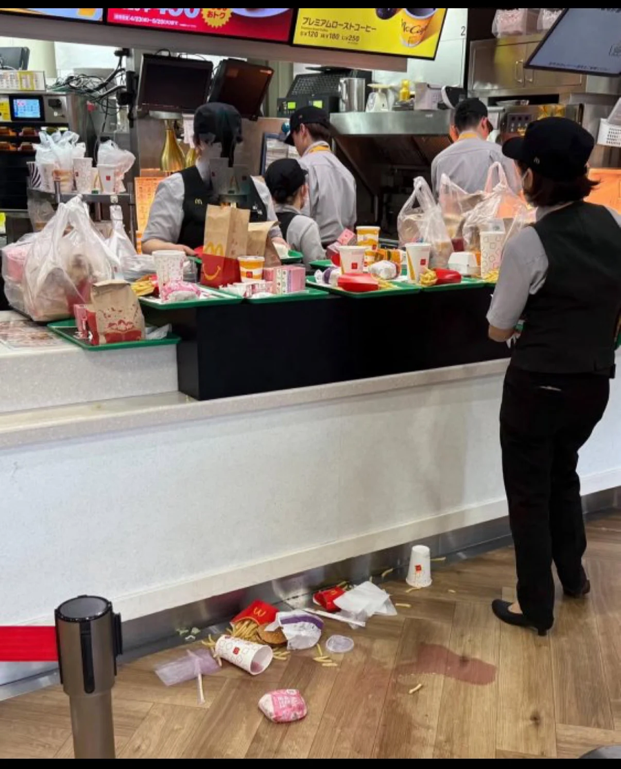 띠부띠부씰만 챙기고 빵 버리기 업그레이드 버전_1.webp